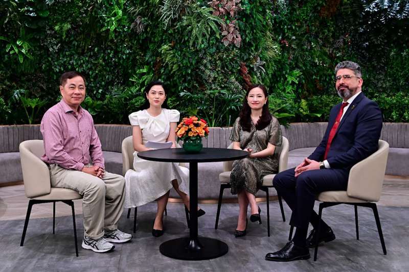 Ông Đinh Thế Hiển (ngoài cùng bên trái), bà Dương Thuỳ Dung (thứ hai từ phải sang) giao lưu cùng ông Gibran Bukhari - Giám đốc khối Kinh doanh Masterise Homes (bên phải).